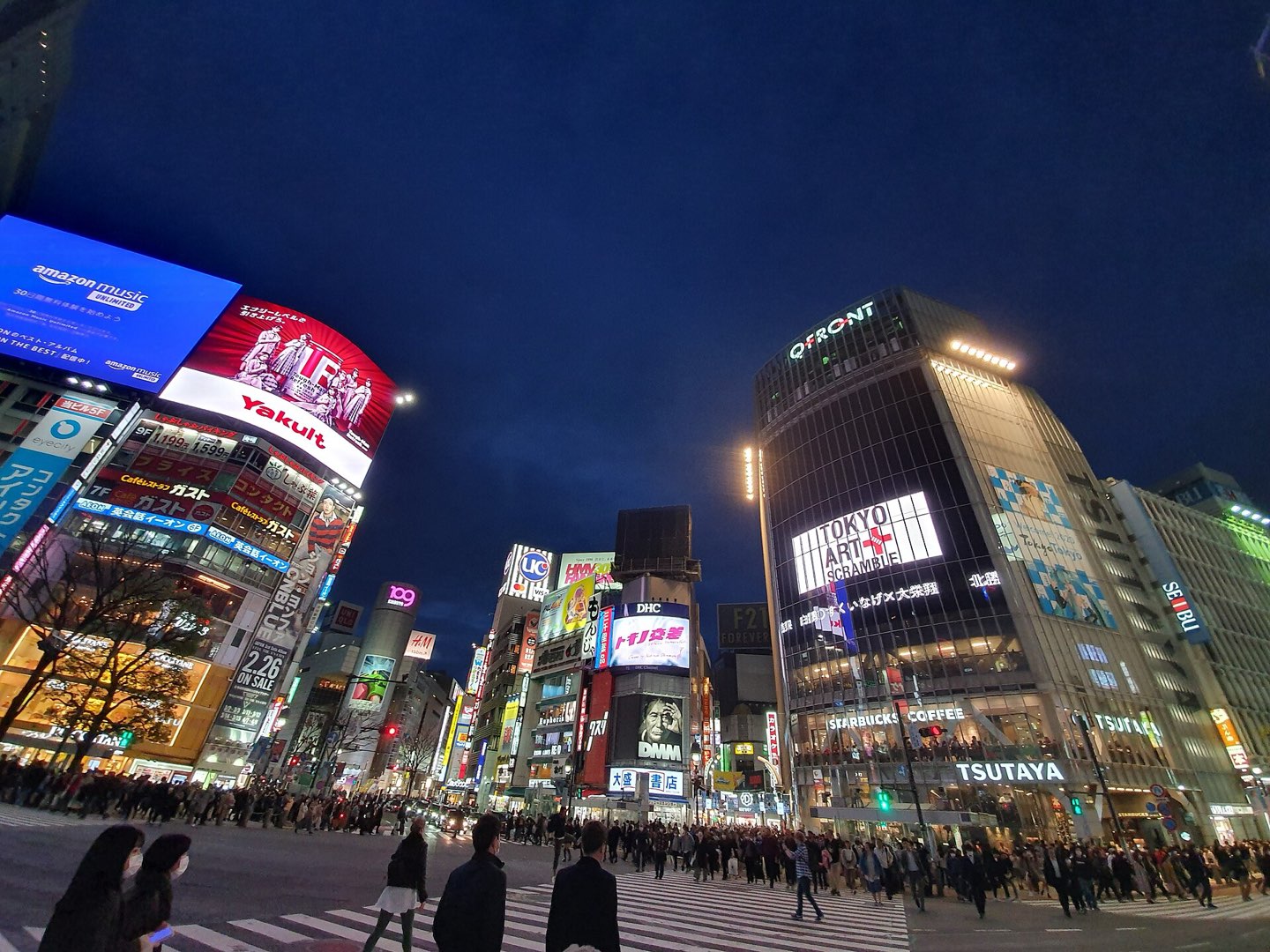 夜晚的東京澀谷十字路口
