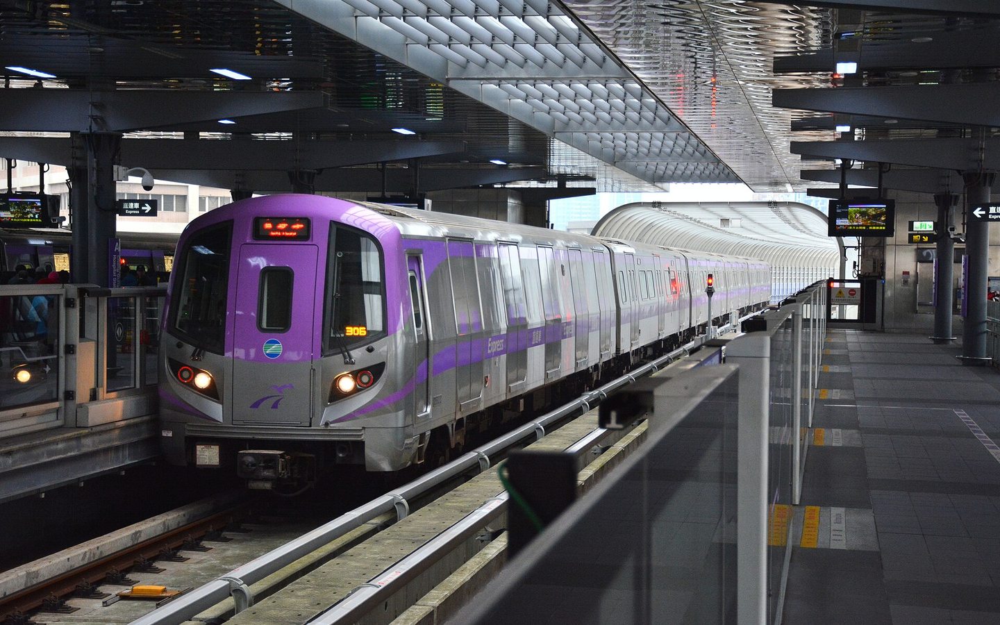 창궁병원역으로 들어오는 타오위안 공항 MRT 열차